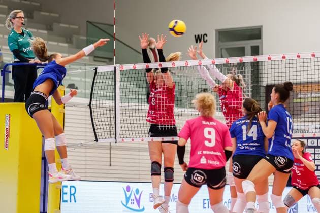 von links: Jaidyn Blanchfield (VC Wiesbaden, 2) mit einem ANgriff gegen den Block von Sina Stöckmann (Schwarz-Weiss Erfurt, 8) und Silvie Pavlova (Schwarz-Weiss Erfurt, 4), 04.11.2023, Erfurt (Deutschland), Volleyball, DVV-Pokal Achtelfinale, Schwarz-Weiss Erfurt - 1. VC Wiesbaden