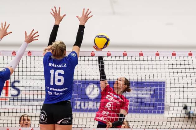 von rechts: Sina Fuchs (Schwarz-Weiss Erfurt, 6) gegen den Block von Izabella Rapacz (VC Wiesbaden, 16), 04.11.2023, Erfurt (Deutschland), Volleyball, DVV-Pokal Achtelfinale, Schwarz-Weiss Erfurt - 1. VC Wiesbaden