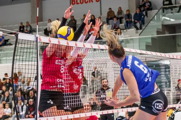 Melissa Langegger (VC Wiesbaden, 6) gegen den Block von Sina Stöckmann (Schwarz-Weiss Erfurt, 8) und Silvie Pavlova (Schwarz-Weiss Erfurt, 4), 04.11.2023, Erfurt (Deutschland), Volleyball, DVV-Pokal Achtelfinale, Schwarz-Weiss Erfurt - 1. VC Wiesbaden