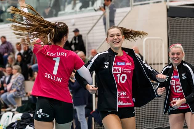 von links: Alina Zellin (Schwarz-Weiss Erfurt, 1) und Pia Mohr (Schwarz-Weiss Erfurt, 10) führen einen Freudentanz auf, Jubel, celebration, 04.11.2023, Erfurt (Deutschland), Volleyball, DVV-Pokal Achtelfinale, Schwarz-Weiss Erfurt - 1. VC Wiesbaden