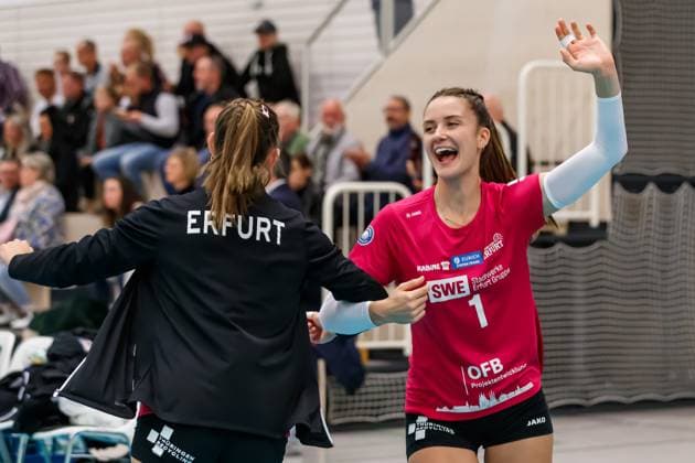 von links: Pia Mohr (Schwarz-Weiss Erfurt, 10) und Alina Zellin (Schwarz-Weiss Erfurt, 1) führen einen Freudentanz auf, Jubel, celebration, 04.11.2023, Erfurt (Deutschland), Volleyball, DVV-Pokal Achtelfinale, Schwarz-Weiss Erfurt - 1. VC Wiesbaden
