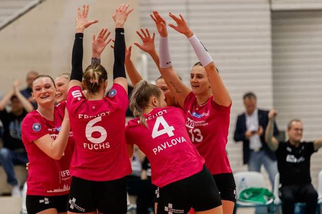 Jubel, celebration bei Schwarz-Weiss Erfurt über den gewonnenen Satz, 04.11.2023, Erfurt (Deutschland), Volleyball, DVV-Pokal Achtelfinale, Schwarz-Weiss Erfurt - 1. VC Wiesbaden