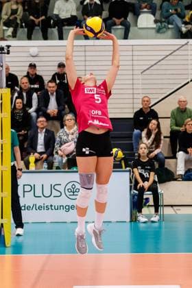 Isabella Noble (Schwarz-Weiss Erfurt, 5) beim Zuspiel, 04.11.2023, Erfurt (Deutschland), Volleyball, DVV-Pokal Achtelfinale, Schwarz-Weiss Erfurt - 1. VC Wiesbaden