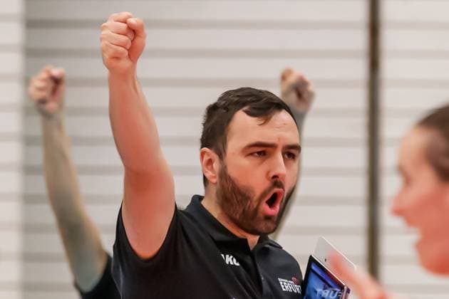 Mateusz Zarczynski (Schwarz-Weiss Erfurt, Trainer), Jubel, celebration, 04.11.2023, Erfurt (Deutschland), Volleyball, DVV-Pokal Achtelfinale, Schwarz-Weiss Erfurt - 1. VC Wiesbaden