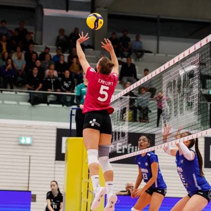 Isabella Noble (Schwarz-Weiss Erfurt, 5) beim Zuspiel, 04.11.2023, Erfurt (Deutschland), Volleyball, DVV-Pokal Achtelfinale, Schwarz-Weiss Erfurt - 1. VC Wiesbaden
