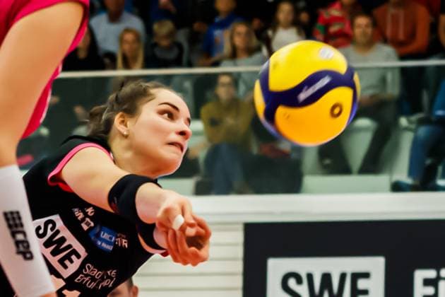 Mia Stauß (Schwarz-Weiss Erfurt, 11, Libera) bei der Ballannahme, 04.11.2023, Erfurt (Deutschland), Volleyball, DVV-Pokal Achtelfinale, Schwarz-Weiss Erfurt - 1. VC Wiesbaden