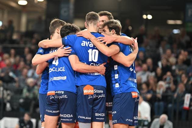 Volleyball I Herren I 2023-2024 I Bundesliga I DVV Pokal Achtelfinale I SVG Lüneburg - Baden Volleys SSC Karlsruhe I 4.11.2023 2. Satz gewonnen, Jubel, Freude, Ausgelassenheit Lüneburg LKH Arena Niedersachsen Deutschland Copyright: xLobeca AndreasxHannigx