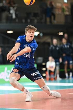 Volleyball I Herren I 2023-2024 I Bundesliga I DVV Pokal Achtelfinale I SVG Lüneburg - Baden Volleys SSC Karlsruhe I 4.11.2023 Theo Mohwinkel (8, SVG Lüneburg) stark im Rückraum Lüneburg LKH Arena Niedersachsen Deutschland Copyright: xLobeca AndreasxHannigx