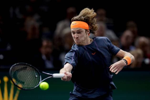 Paris, 04.11.2023 Tennis Rolex Paris Masters 2023, Novak Djokovic - Andrei Andrejewitsch Rubljow v.l., Andrei Andrejewitsch Rubljow spielt eine Vorhand. Copyright: AntonioxBorga