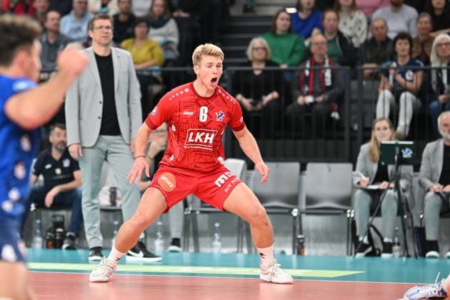 Volleyball I Herren I 2023-2024 I Bundesliga I DVV Pokal Achtelfinale I SVG Lüneburg - Baden Volleys SSC Karlsruhe I 4.11.2023 Gage Thomas Worsley (6, SVG Lüneburg) sieht den Ball auf den Boden fallen, Entsetzen, Enttäuschung Lüneburg LKH Arena Niedersachsen Deutschland Copyright: xLobeca AndreasxHannigx