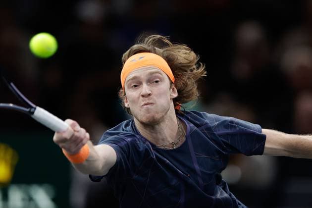 Paris, 04.11.2023 Tennis Rolex Paris Masters 2023, Novak Djokovic - Andrei Andrejewitsch Rubljow v.l., Andrei Andrejewitsch Rubljow spielt eine Vorhand. Copyright: AntonioxBorga