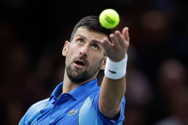 Paris, 04.11.2023 Tennis Rolex Paris Masters 2023, Novak Djokovic - Andrei Andrejewitsch Rubljow v.l., Novak Djokovic macht einen Aufschlag. Copyright: AntonioxBorga