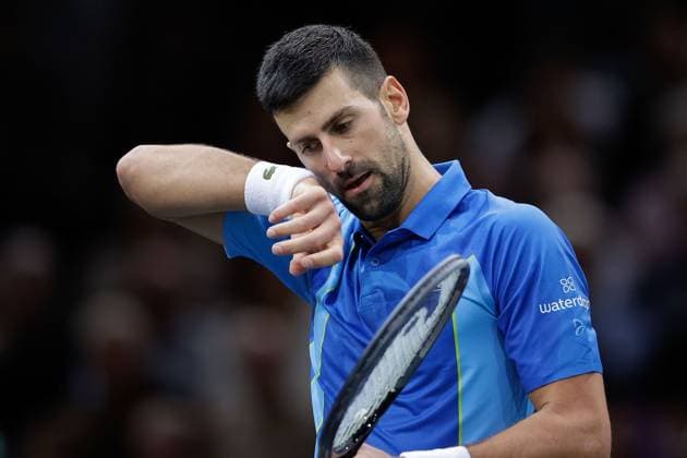 Paris, 04.11.2023 Tennis Rolex Paris Masters 2023, Novak Djokovic - Andrei Andrejewitsch Rubljow v.l., Novak Djokovic enttaeuscht, enttaeuscht schauend, dissapointed, traurig, frustiert, frust, gefrustet Copyright: AntonioxBorga