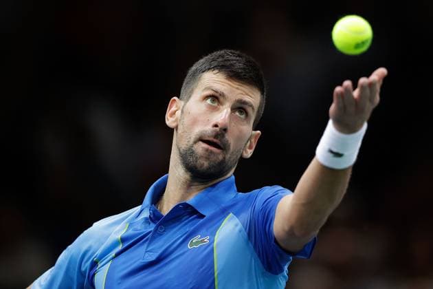 Paris, 04.11.2023 Tennis Rolex Paris Masters 2023, Novak Djokovic - Andrei Andrejewitsch Rubljow v.l., Novak Djokovic macht einen Aufschlag. Copyright: AntonioxBorga