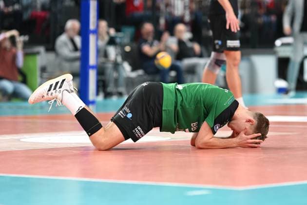 Volleyball I Herren I 2023-2024 I Bundesliga I DVV Pokal Achtelfinale I SVG Lüneburg - Baden Volleys SSC Karlsruhe I 4.11.2023 Mika Ahmann (1, BADEN VOLLEYS SSC Karlsruhe) verzweifelt am Boden - die Annahme war ¦ Lüneburg LKH Arena Niedersachsen Deutschland Copyright: xLobeca AndreasxHannigx