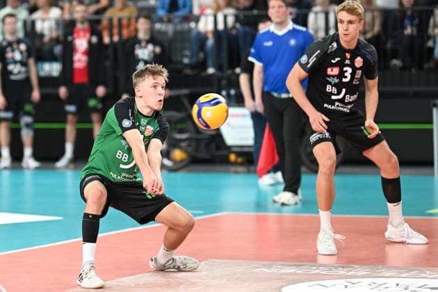 Volleyball I Herren I 2023-2024 I Bundesliga I DVV Pokal Achtelfinale I SVG Lüneburg - Baden Volleys SSC Karlsruhe I 4.11.2023 Mika Ahmann (1, BADEN VOLLEYS SSC Karlsruhe) hier stark in der Annahme Lüneburg LKH Arena Niedersachsen Deutschland Copyright: xLobeca AndreasxHannigx