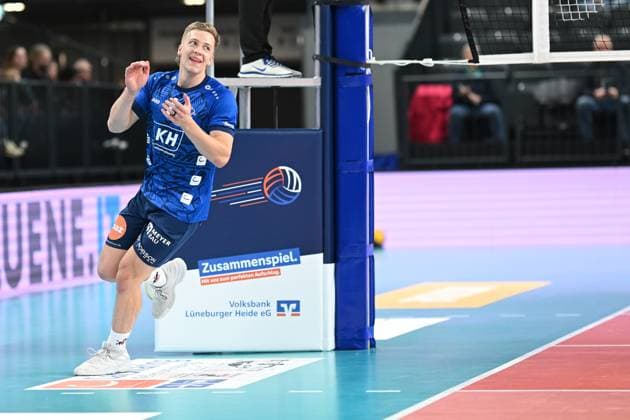 Volleyball I Herren I 2023-2024 I Bundesliga I DVV Pokal Achtelfinale I SVG Lüneburg - Baden Volleys SSC Karlsruhe I 4.11.2023 Matthew Augus Slivinski (1, SVG Lüneburg) mit der Jubel Ehrenrunde Lüneburg LKH Arena Niedersachsen Deutschland Copyright: xLobeca AndreasxHannigx