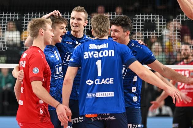 Volleyball I Herren I 2023-2024 I Bundesliga I DVV Pokal Achtelfinale I SVG Lüneburg - Baden Volleys SSC Karlsruhe I 4.11.2023 Der kleine Theo Mohwinkel (8, SVG Lüneburg) macht den Blockpunkt - Blake Gregory Leeson (2, SVG Lüneburg) streichelt von oben Lüneburg LKH Arena Niedersachsen Deutschland Copyright: xLobeca AndreasxHannigx