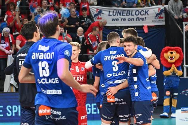 Volleyball I Herren I 2023-2024 I Bundesliga I DVV Pokal Achtelfinale I SVG Lüneburg - Baden Volleys SSC Karlsruhe I 4.11.2023 Da ist der Sieg - Die Mannschaft stürmt zum Jubeln aufs Feld Lüneburg LKH Arena Niedersachsen Deutschland Copyright: xLobeca AndreasxHannigx