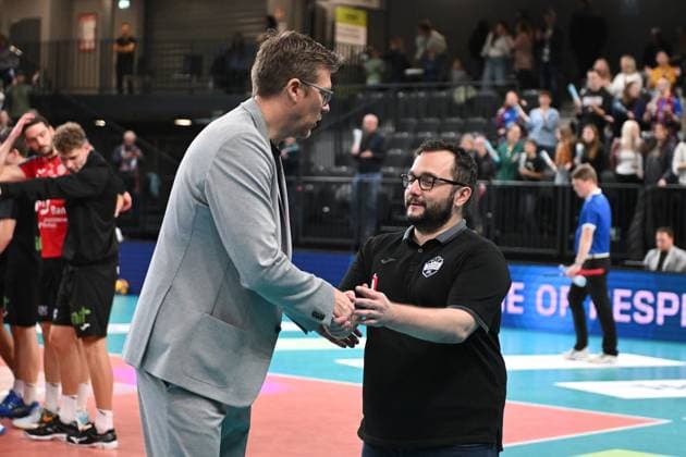 Volleyball I Herren I 2023-2024 I Bundesliga I DVV Pokal Achtelfinale I SVG Lüneburg - Baden Volleys SSC Karlsruhe I 4.11.2023 Faire Verlierer - Antonio Bonelli, Headcoach (BADEN VOLLEYS SSC Karlsruhe) gratuliert Stefan Hübner (SVG Lüneburg) Lüneburg LKH Arena Niedersachsen Deutschland Copyright: xLobeca AndreasxHannigx