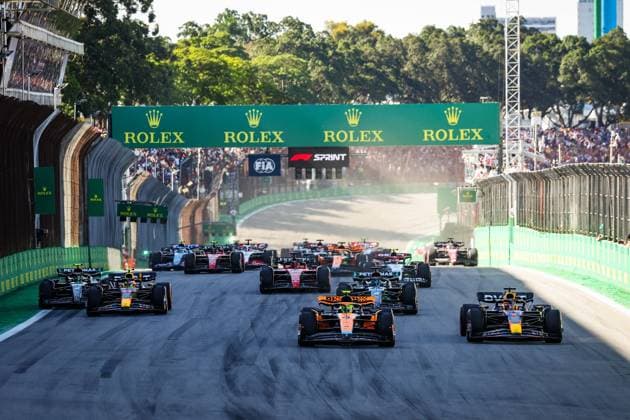 Start of the sprint race: 04 NORRIS Lando (gbr), McLaren F1 Team MCL60, 01 VERSTAPPEN Max (nld), Red Bull Racing RB19, 11 PEREZ Sergio (mex), Red Bull Racing RB19, 44 HAMILTON Lewis (gbr), Mercedes AMG F1 Team W14, action during the 2023 Formula 1 Rolex Grande Premio de Sao Paulo, 20th round of the 2023 Formula One World Championship, WM, Weltmeisterschaft from November 3 to 5, 2023 on the Autodromo Josà Carlos Pace, in Sao Paulo, Brazil - F1 - SAO PAULO GRAND PRIX 2023 DPPI Panoramic 00123044_G0OD0090