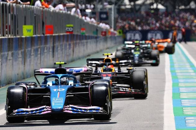 Formula 1 Rolex Sao Paulo Grand Prix 2023 04.11.2023, Autodromo Jose Carlos Pace, Interlagos, Formula 1 Rolex Sao Paulo Grand Prix 2023 , im Bild Pierre Gasly (FRA), BWT Alpine F1 Team, Sergio Perez (MEX), Oracle Red Bull Racing