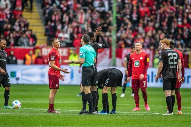 Felix Zwayer gibt die gelbe Karte gegen Tobias Raschl (20) GER, 1. FC Kaiserslautern vs. Greuter FÂ¸rth, Fussball. 2. Liga, 12. Spieltag, Spielzeit 2023 2024, 4.11.2023 DFL REGULATIONS PROHIBIT ANY USE OF PHOTOGRAPHS AS IMAGE SEQUENCES AND OR QUASI-VIDEO, 1. FC Kaiserslautern vs. Greuter FÂ¸rth, Fussball. 2. Liga, 12. Spieltag, Spielzeit 2023 2024, 4.11.2023 Kaiserslautern