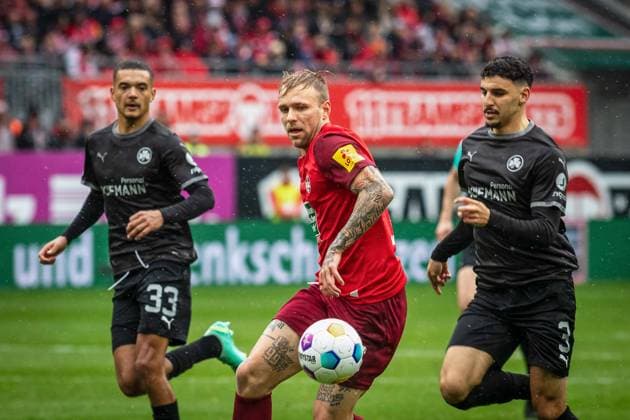 Maximilian Dietz (33) (links) bremst mit UnterstÂ¸tzung von Oualid Mhamdi (3) (rechts) den Lauterer Tymoteusz Puchacz (15). GER, 1. FC Kaiserslautern vs. Greuter FÂ¸rth, Fussball. 2. Liga, 12. Spieltag, Spielzeit 2023 2024, 4.11.2023 DFL REGULATIONS PROHIBIT ANY USE OF PHOTOGRAPHS AS IMAGE SEQUENCES AND OR QUASI-VIDEO, 1. FC Kaiserslautern vs. Greuter FÂ¸rth, Fussball. 2. Liga, 12. Spieltag, Spielzeit 2023 2024, 4.11.2023 Kaiserslautern
