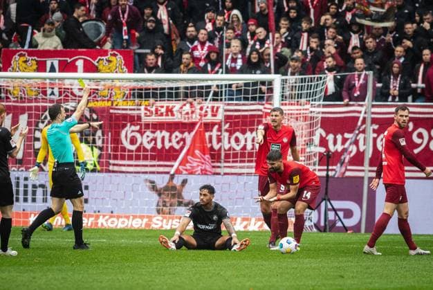 Nach einem Faul gegen Armindo Sieb (30) sieht Nikola Soldo (14) gelb von Felix Zwayer. GER, 1. FC Kaiserslautern vs. Greuter FÂ¸rth, Fussball. 2. Liga, 12. Spieltag, Spielzeit 2023 2024, 4.11.2023 DFL REGULATIONS PROHIBIT ANY USE OF PHOTOGRAPHS AS IMAGE SEQUENCES AND OR QUASI-VIDEO, 1. FC Kaiserslautern vs. Greuter FÂ¸rth, Fussball. 2. Liga, 12. Spieltag, Spielzeit 2023 2024, 4.11.2023 Kaiserslautern