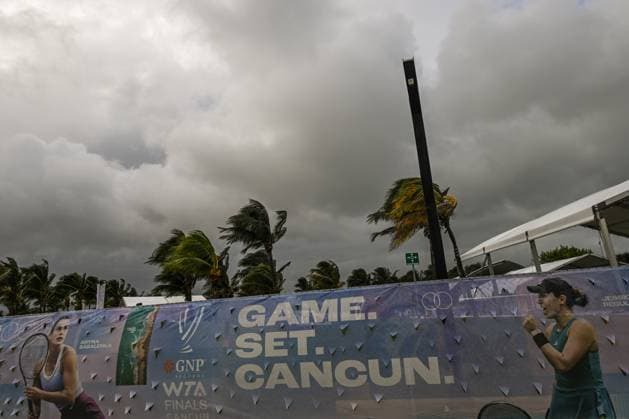2023 WTA, Tennis Damen Finals - Day 7 CANCUN, MEXICO - NOVEMBER 4: An overview of the area near the venue for the GNP Seguros WTA Finals Cancun 2023, a prestigious tenis event on the Hologic WTA Tour, during a rainy day, on Day 7 , on November 4, 2023, in Cancun, Quintana Roo, Mexico. Today s scheduled singles and doubles semi-finals may be affected by adverse weather conditions, as more rain, wind, and thunderstorms are forecasted for the weekend. Cancun Mexico Copyright: xArturxWidakx originalFilename:widak-2023wtaf231104_npZ4m.jpg