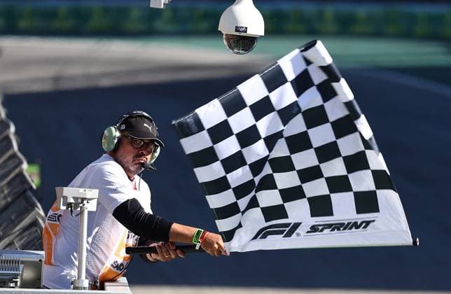 Formula 1 Rolex Sao Paulo Grand Prix 2023 04.11.2023, Autodromo Jose Carlos Pace, Interlagos, Formula 1 Rolex Sao Paulo Grand Prix 2023 , im Bild Zielflagge des Sprintrennens
