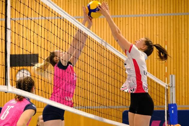 Volleyball, Frauen, Volleyball Academy Zürich - Geneve Volley ball for both between Volley Academy Zurich Swiss Middle Blocker Aline Kellenberger (8) and Geneve Volley Dutch Setter Hyke Lyklema (4) - SWISS FEMALE VOLLEY - LNA - Volleyball Academy Zurch vs Geneve Volley Kloten Ruebisbach Arena Zürich Schweiz Copyright: xSergioxBrunettix