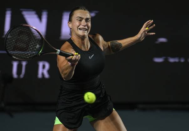 2023 WTA, Tennis Damen Finals - Day 6 CANCUN, MEXICO - NOVEMBER 4: Aryna Sabalenka in action against Iga Swiatek of Poland, in the second Semi-Final match on Day 7 during the of the GNP Seguros WTA Finals Cancun 2023 part of the Hologic WTA Tour, on Day 7 , on November 4, 2023, in Cancun, Quintana Roo, Mexico. Cancun Mexico  Copyright: xArturxWidakx originalFilename:widak-2023wtaf231104_npm8j.jpg