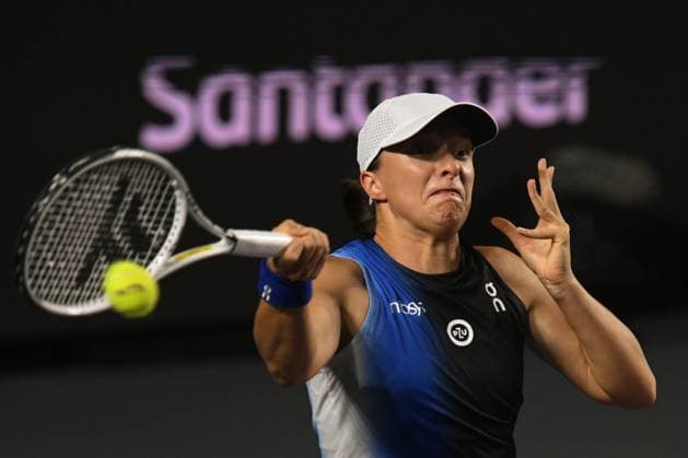 2023 WTA, Tennis Damen Finals - Day 6 CANCUN, MEXICO - NOVEMBER 4: Iga Swiatek of Poland in action against Aryna Sabalenka, in the second Semi-Final match on Day 7 during the of the GNP Seguros WTA Finals Cancun 2023 part of the Hologic WTA Tour, on Day 7 , on November 4, 2023, in Cancun, Quintana Roo, Mexico. Cancun Mexico  Copyright: xArturxWidakx originalFilename:widak-2023wtaf231104_npvir.jpg