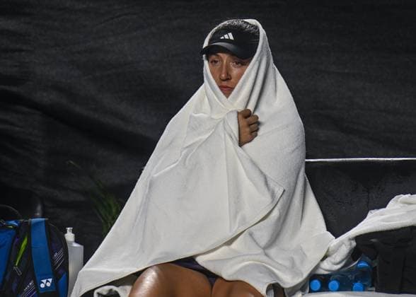 2023 WTA, Tennis Damen Finals - Day 6 Jessica Pegula during a game interruption caused by a sudden downpour in the first Semi-Final match against Coco Gauff, on Day 7 during the of the GNP Seguros WTA Finals Cancun 2023 part of the Hologic WTA Tour, on Day 7 , on November 4, 2023, in Cancun, Quintana Roo, Mexico. Cancun Mexico  Copyright: xArturxWidakx originalFilename:widak-2023wtaf231104_npig7.jpg
