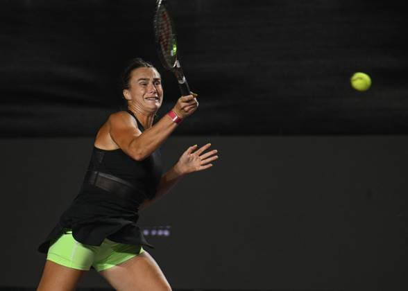 2023 WTA, Tennis Damen Finals - Day 6 CANCUN, MEXICO - NOVEMBER 4: Aryna Sabalenka in action against Iga Swiatek in the second Semi-Final match on Day 7 of the GNP Seguros WTA Finals Cancun 2023, part of the Hologic WTA Tour, on November 4, 2023, in Cancun, Quintana Roo, Mexico. Cancun Mexico  Copyright: xArturxWidakx originalFilename:widak-2023wtaf231104_np4In.jpg
