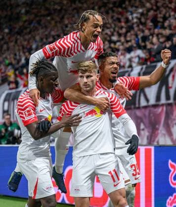 Leipzigs Timo Werner jubelt nach seinem Tor zum 1-0 mit Benjamin Henrichs, Amadou Haidara und Xavi Simons. Fussball 1. Bundesliga, 9. Spieltag: RB Leipzig - 1. FC Koeln 6-0. 29. Oktober 2023: Leipzig, Red Bull Arena. RB Leipzig - 1. FC Koeln 6-0