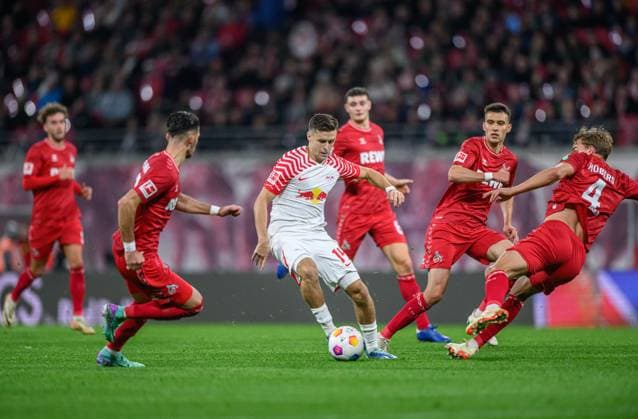 Leipzigs Christoph Baumgartner mit Koelns Dejan Ljubicic und Timo Bernd Huebers. Fussball 1. Bundesliga, 9. Spieltag: RB Leipzig - 1. FC Koeln 6-0. 29. Oktober 2023: Leipzig, Red Bull Arena. RB Leipzig - 1. FC Koeln 6-0 *** Leipzigs Christoph Baumgartner with Colognes Dejan Ljubicic and Timo Bernd Huebers Soccer 1 Bundesliga, Matchday 9 RB Leipzig 1 FC Cologne 6 0 29 October 2023 Leipzig, Red Bull Arena RB Leipzig 1 FC Cologne 6 0