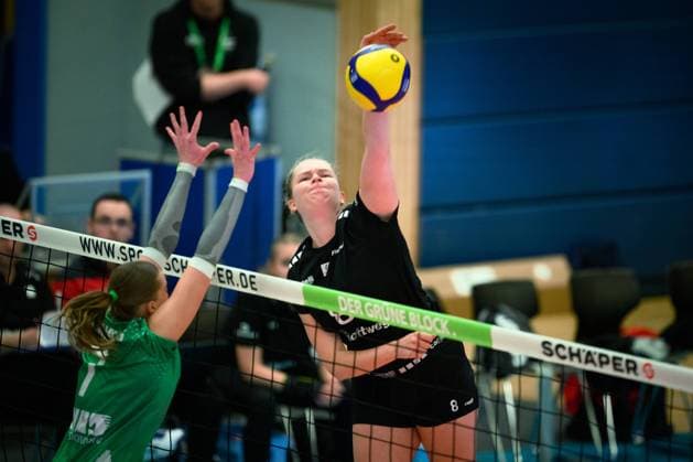 04.11.2023, Sporthalle Berg Fidel, Münster Muenster Volleyball, Bundesliga Frauen, DVV-Pokal Achtelfinale, USC Münster Muenster vs. Rote Raben Vilsbiburg Block Elena Kömmling Koemmling ( 7 Muenster) - Angriff Pauline Martin ( 8 Vilsbiburg)