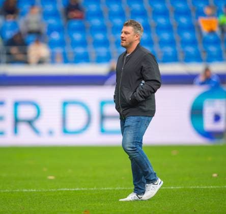 Lukas Kwasniok (SC Paderborn, Chef-Trainer) schaut sich eine Stunde vor dem Spiel die Bedingungen im Stadion an, GER, Karlsruher SC vs. SC Paderborn, Fussball, Herren, 2. Bundesliga, 12. Spieltag, Spielzeit 2023 2024, 05.11.2023, (DFL REGULATIONS PROHIBIT ANY USE OF PHOTOGRAPHS AS IMAGE SEQUENCES AND OR QUASI-VIDEO) GER, Karlsruher SC vs. SC Paderborn, Sport, Fussball, Herren, 2. Bundesliga, 12. Spieltag, Spielzeit 2023 2024, 05.11.2023, Karlsruhe