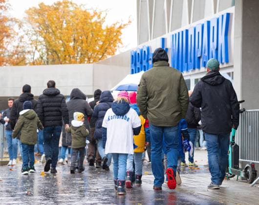 Kleine und grosse Stadionbesucher laufen zum Eingang des Wildparkstadions, GER, Karlsruher SC vs. SC Paderborn, Fussball, Herren, 2. Bundesliga, 12. Spieltag, Spielzeit 2023 2024, 05.11.2023, (DFL REGULATIONS PROHIBIT ANY USE OF PHOTOGRAPHS AS IMAGE SEQUENCES AND OR QUASI-VIDEO) GER, Karlsruher SC vs. SC Paderborn, Sport, Fussball, Herren, 2. Bundesliga, 12. Spieltag, Spielzeit 2023 2024, 05.11.2023, Karlsruhe