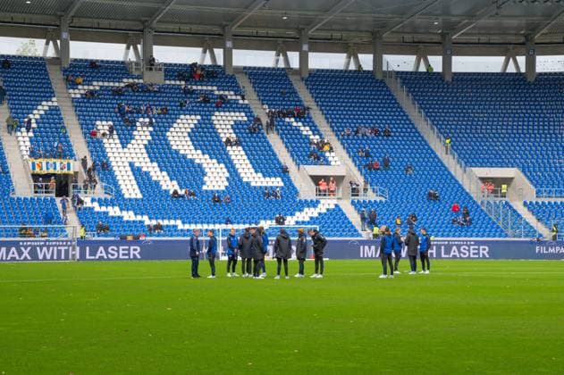 Leeres Wildparkstadion eineinhalb Stunden vor dem Spiel, auf dem Rasen stehen die Spieler des SC Paderborn, GER, Karlsruher SC vs. SC Paderborn, Fussball, Herren, 2. Bundesliga, 12. Spieltag, Spielzeit 2023 2024, 05.11.2023, (DFL REGULATIONS PROHIBIT ANY USE OF PHOTOGRAPHS AS IMAGE SEQUENCES AND OR QUASI-VIDEO) GER, Karlsruher SC vs. SC Paderborn, Sport, Fussball, Herren, 2. Bundesliga, 12. Spieltag, Spielzeit 2023 2024, 05.11.2023, Karlsruhe