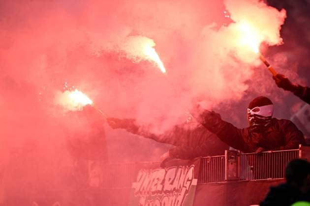 2. Bundesliga - Hannover 06 - Eintracht Braunschweig am 05.11.2023 in der HDI Arena in Hannover Fans Ultras von Hannover zuenden bengalisches Feuer.