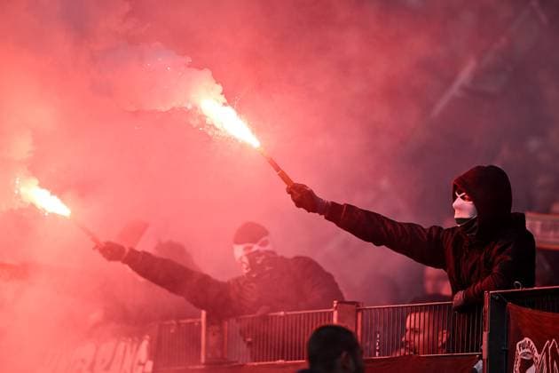 2. Bundesliga - Hannover 06 - Eintracht Braunschweig am 05.11.2023 in der HDI Arena in Hannover Fans Ultras von Hannover zuenden bengalisches Feuer.