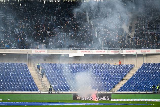 2. Bundesliga - Hannover 06 - Eintracht Braunschweig am 05.11.2023 in der HDI Arena in Hannover Fans Ultras von Braunschweig stürmen den Block zuenden bengalisches Feuer und werfen Werbebanden herunter.