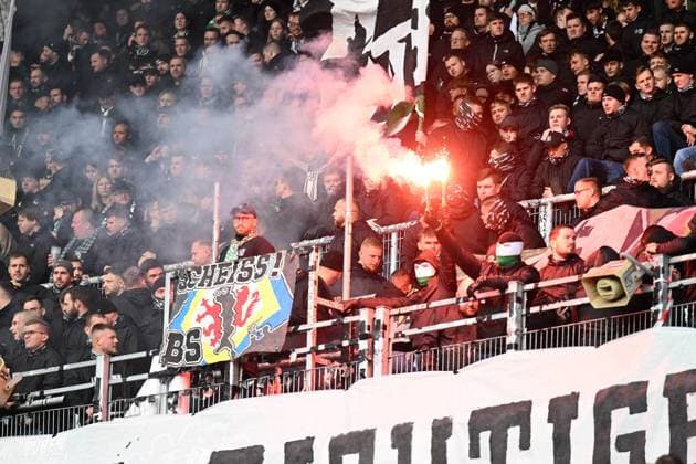 2. Bundesliga - Hannover 06 - Eintracht Braunschweig am 05.11.2023 in der HDI Arena in Hannover Fans Ultras von Hannover zuenden bengalisches Feuer.