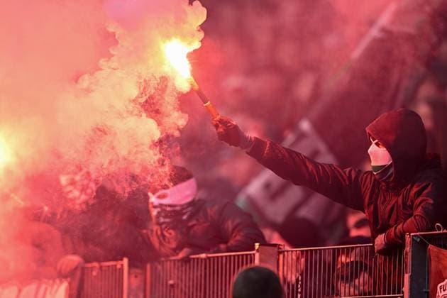 2. Bundesliga - Hannover 06 - Eintracht Braunschweig am 05.11.2023 in der HDI Arena in Hannover Fans Ultras von Hannover zuenden bengalisches Feuer.