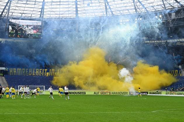 2. Bundesliga - Hannover 06 - Eintracht Braunschweig am 05.11.2023 in der HDI Arena in Hannover Fans Ultras von Braunschweig zuenden bengalisches Feuer.