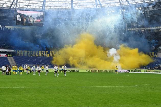 2. Bundesliga - Hannover 06 - Eintracht Braunschweig am 05.11.2023 in der HDI Arena in Hannover Fans Ultras von Braunschweig zuenden bengalisches Feuer.