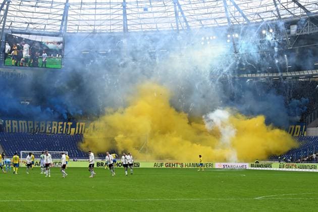 2. Bundesliga - Hannover 06 - Eintracht Braunschweig am 05.11.2023 in der HDI Arena in Hannover Fans Ultras von Braunschweig zuenden bengalisches Feuer.